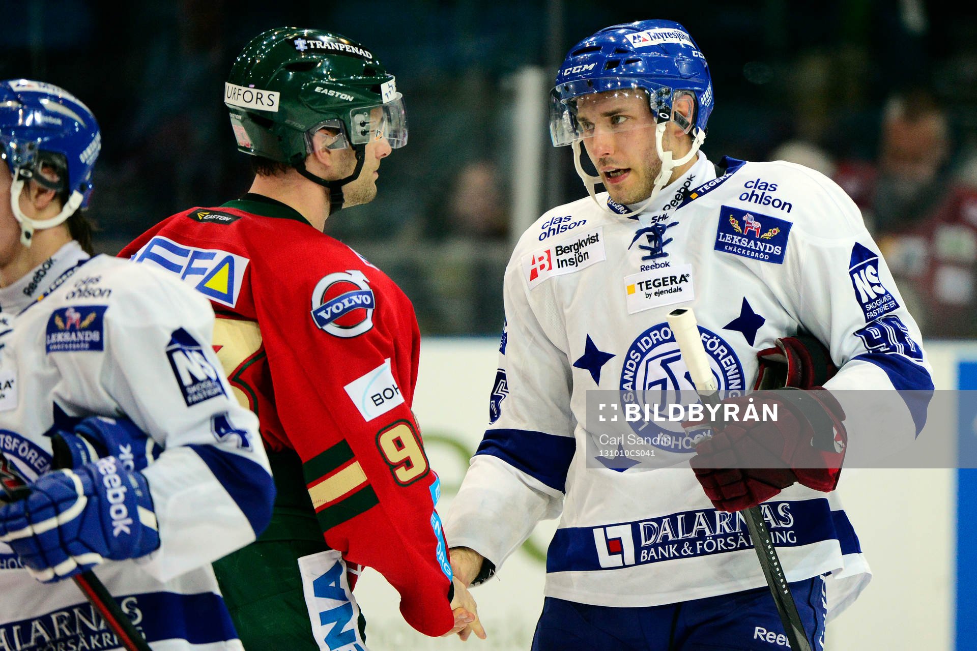 Leksands Fabian Brunnström tackar Frölundas Evan McGrath