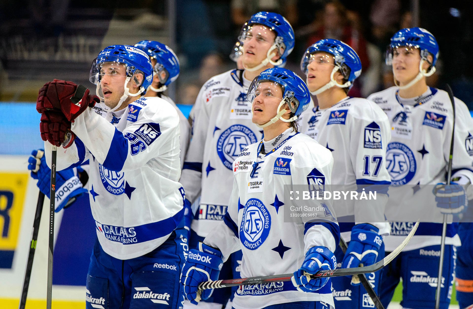 Leksands Fabian Brunnström och resten av laget tittar på