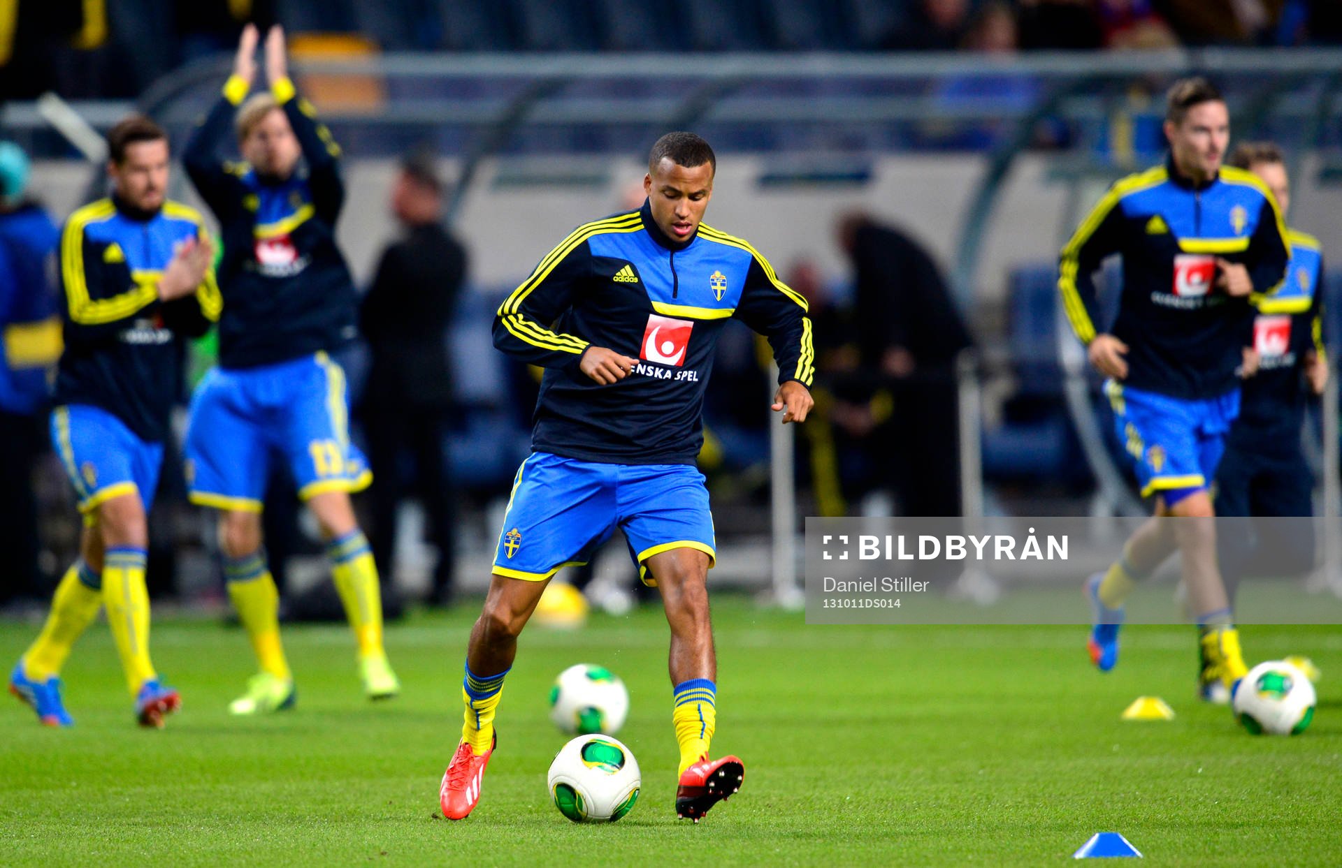 Sveriges Martin Olsson värmer upp innan fotbollsmatchen i