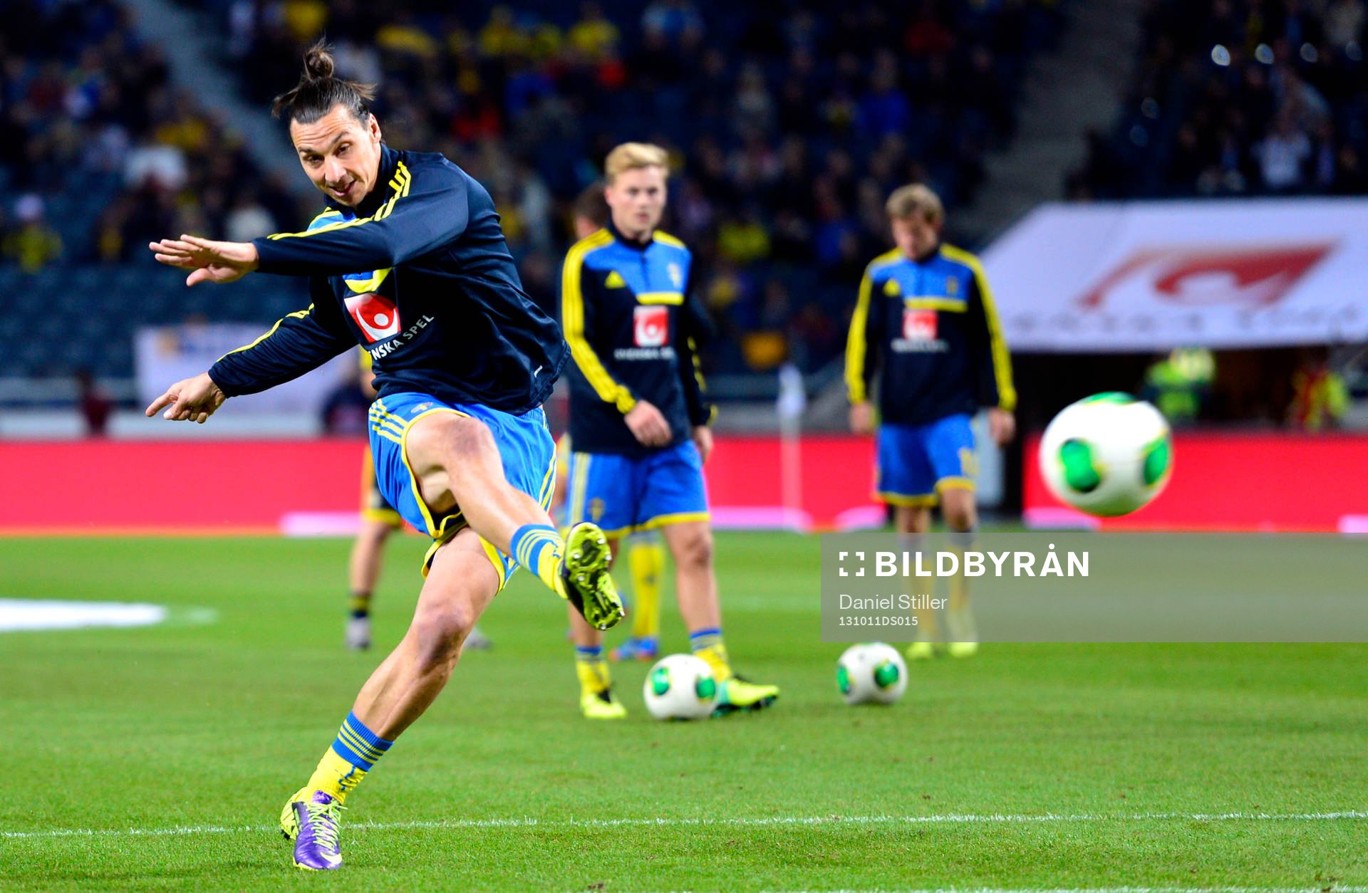 Sveriges Zlatan Ibrahimovic värmer upp innan