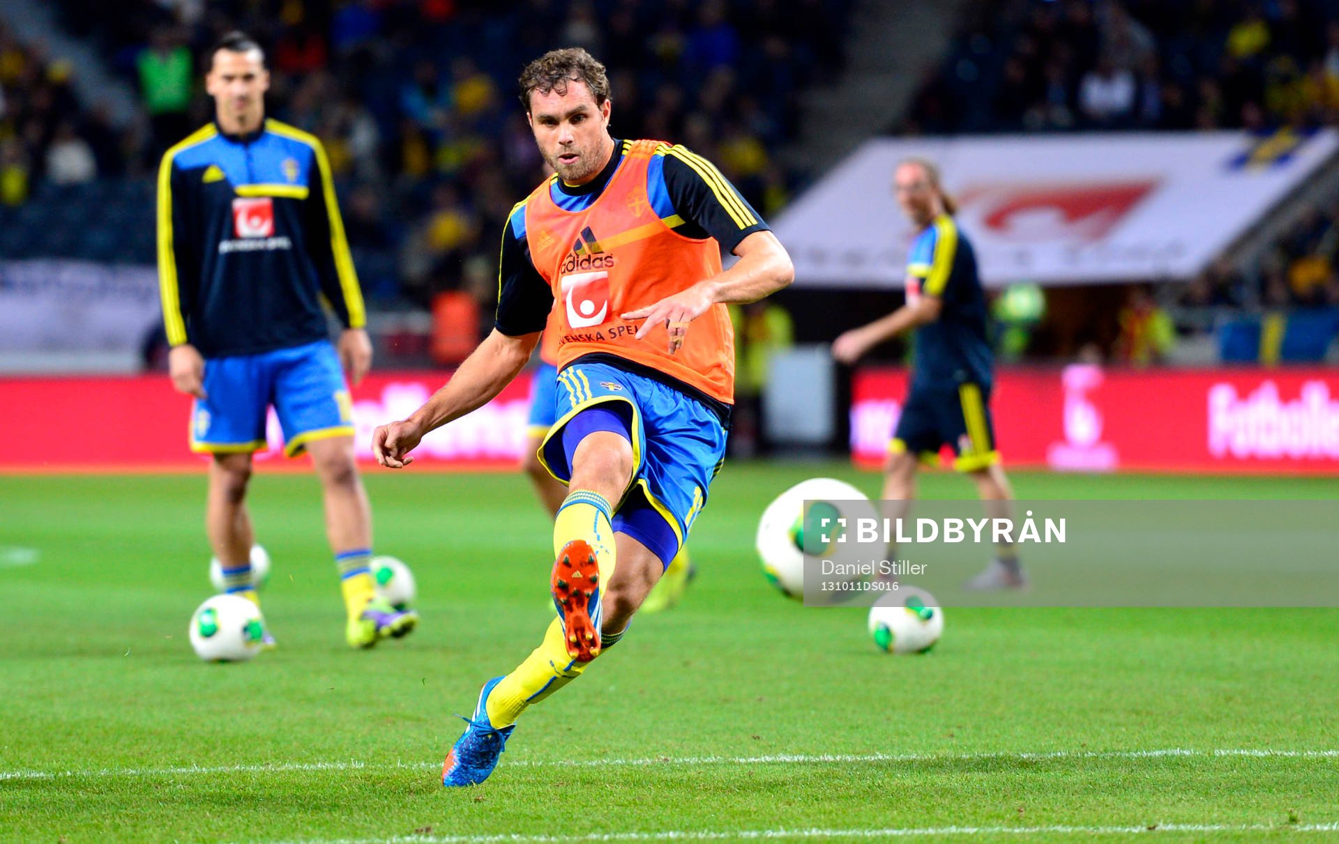 Sveriges Johan Elmander värmer upp innan fotbollsmatchen i