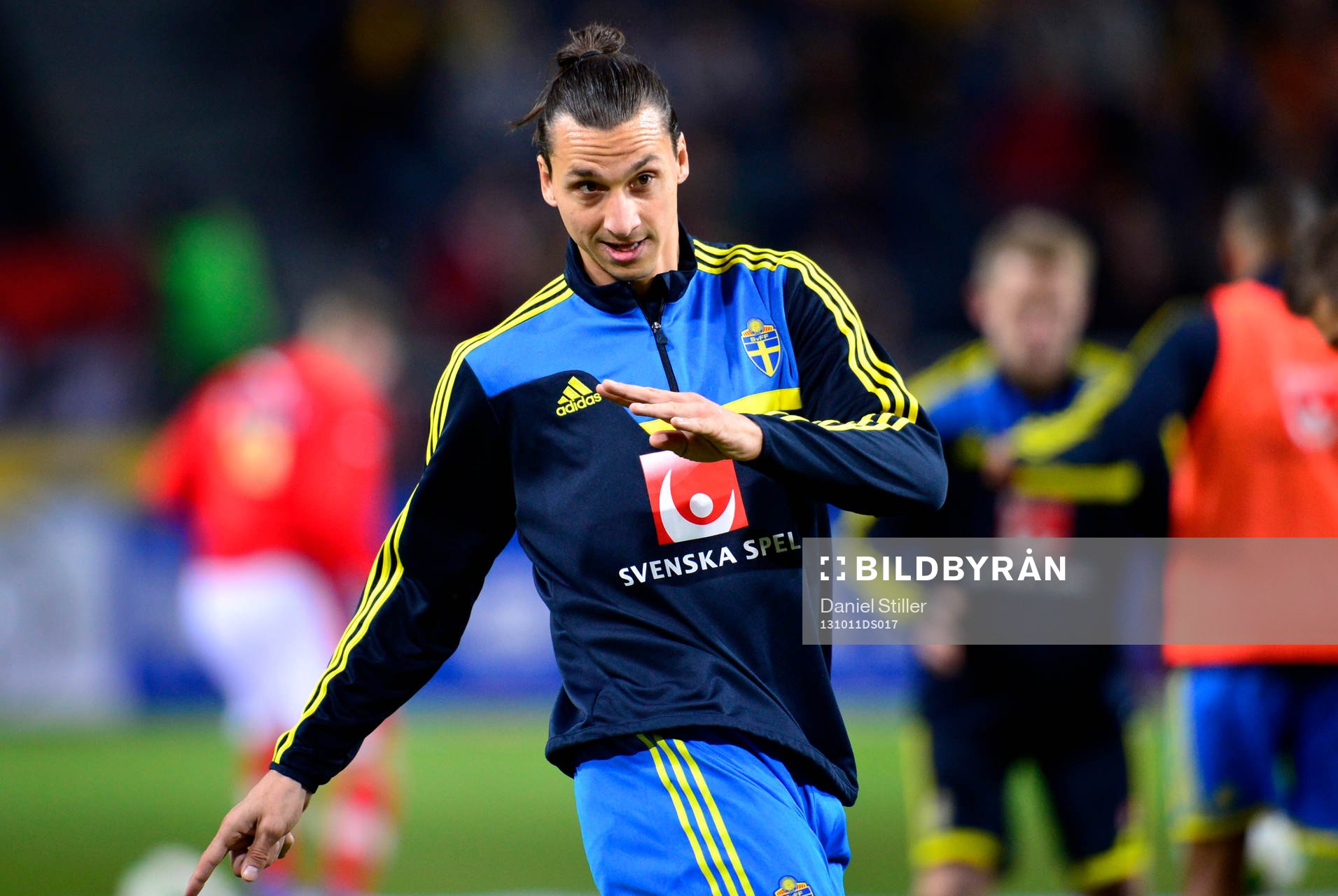 Sveriges Zlatan Ibrahimovic värmer upp innan