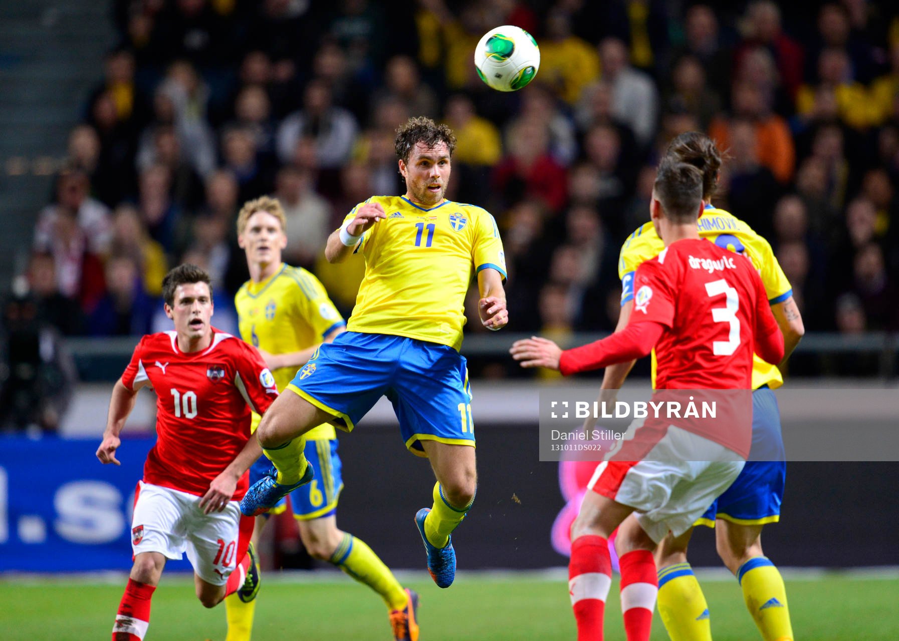 Sveriges Johan Elmander nickar bollen