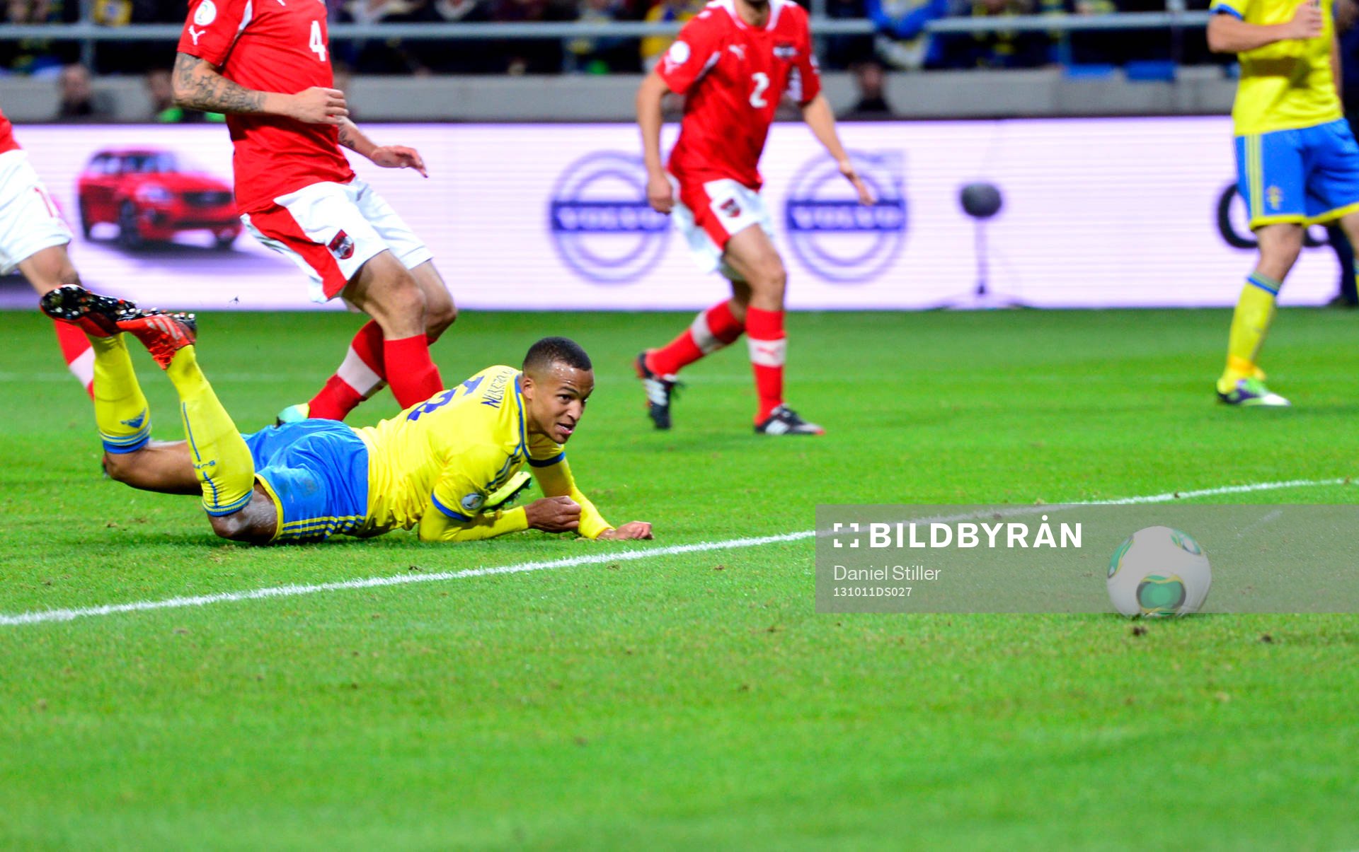 Sveriges Martin Olsson nickar in bollen till 1-1