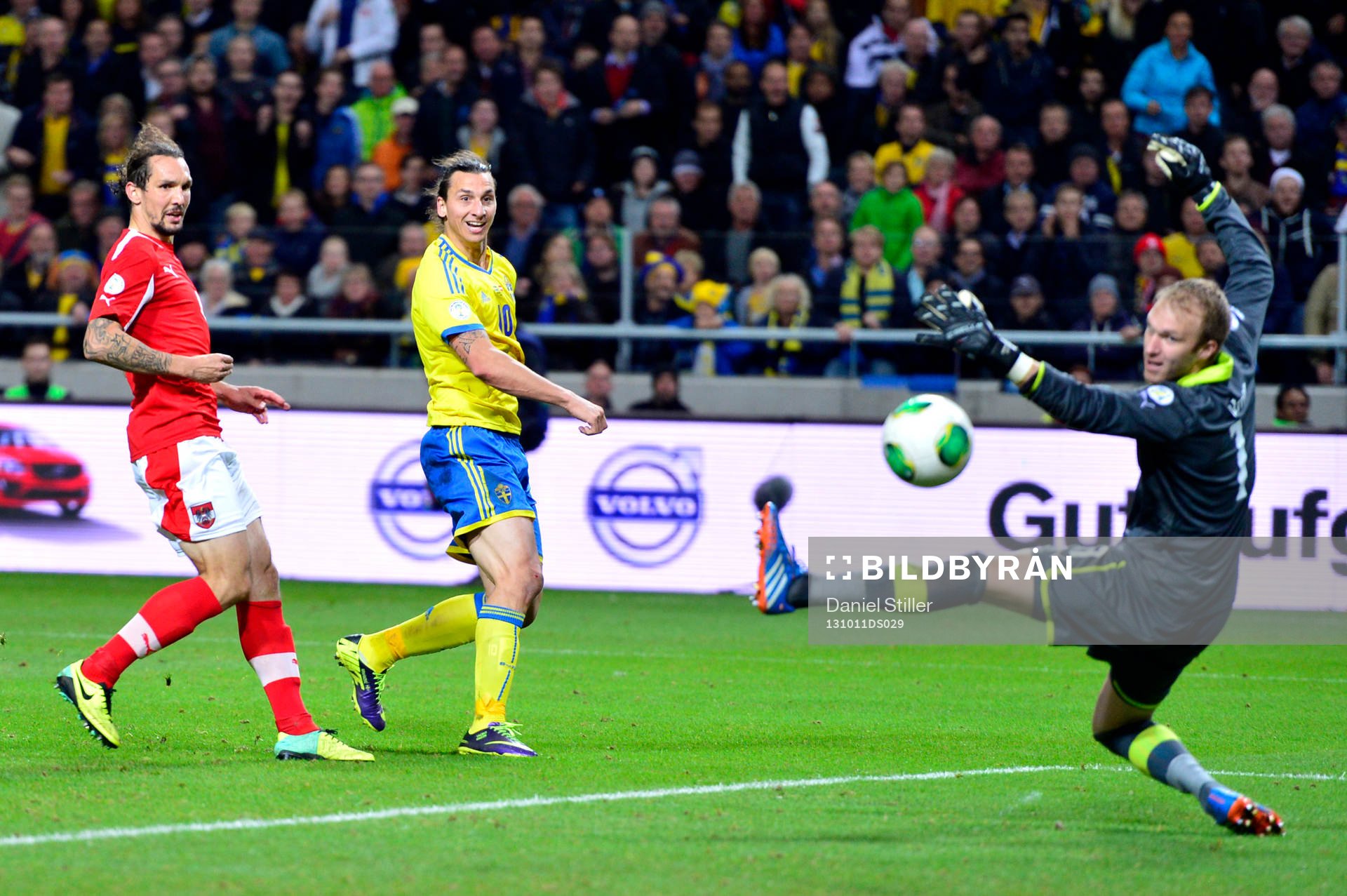 Sveriges Zlatan Ibrahimovic gör 2-1