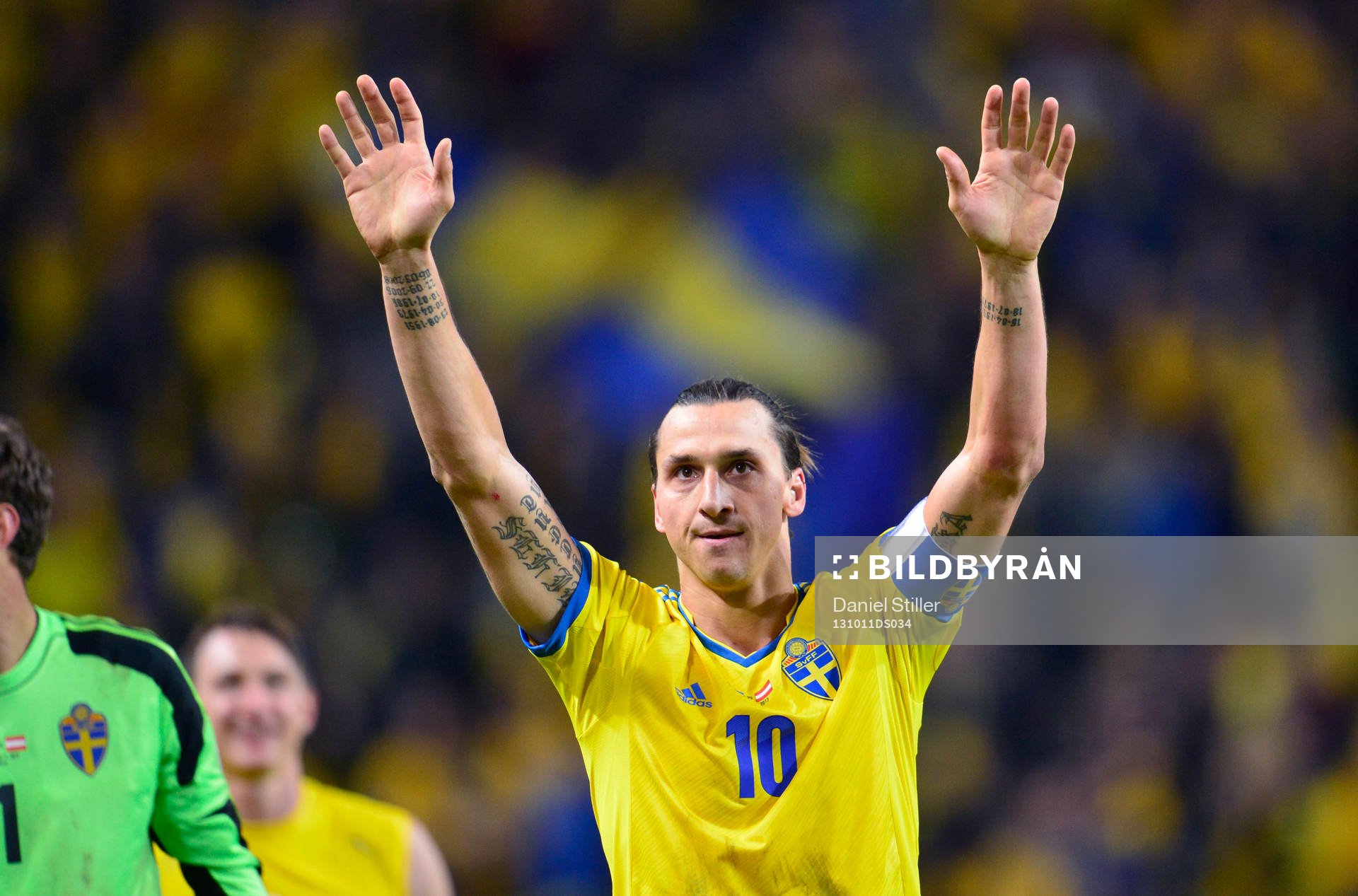 Sveriges Zlatan Ibrahimovic tackar publiken efter fotbollsmatchen i VM-kvalet mellan Sverige och Österrike den 11 oktober 2013 i Stockholm.