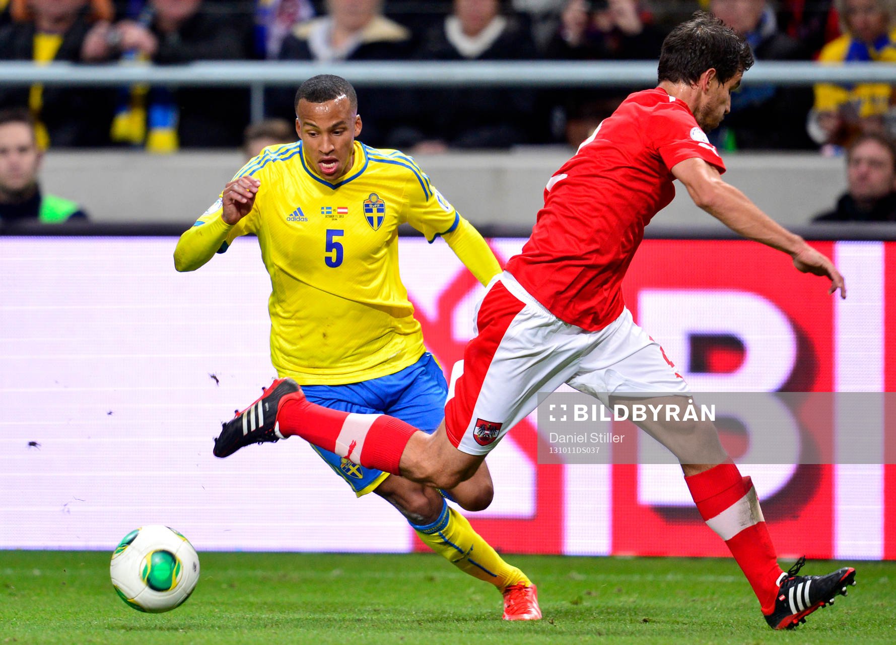 Sveriges Martin Olsson med bollen