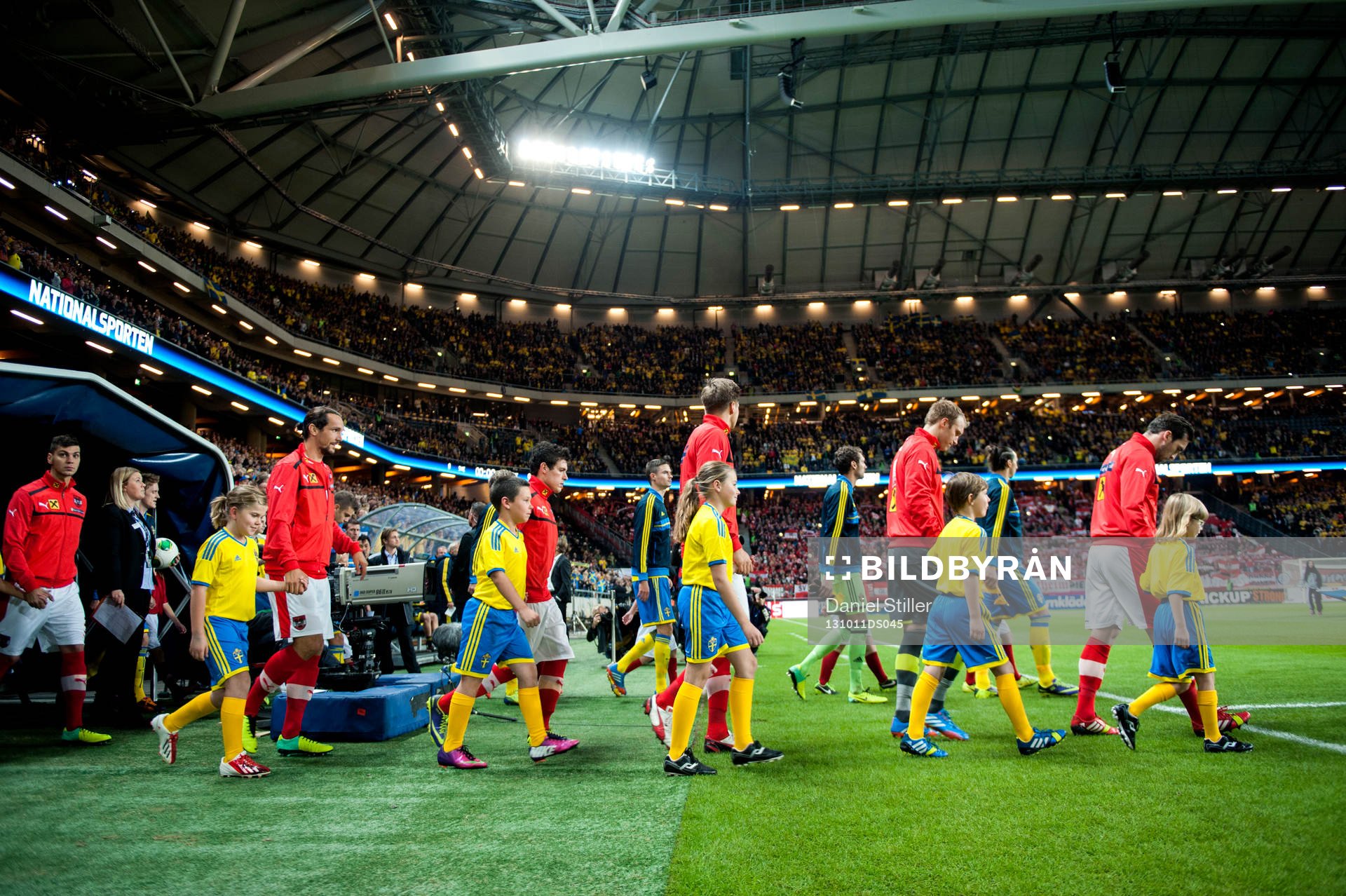 Lagen marscherar in innan fotbollsmatchen i VM-kvalet