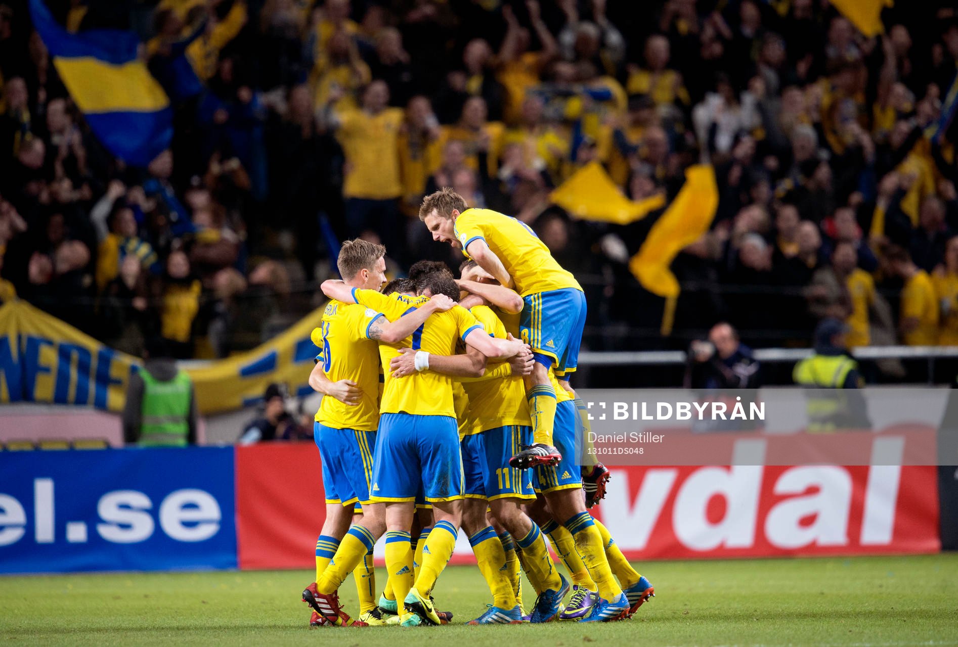 Sverige och Anders Svensson jublar efter slutsignalen efter fotbollsmatchen i VM-kvalet mellan Sverige och Österrike den 11 oktober 2013 i Stockholm.