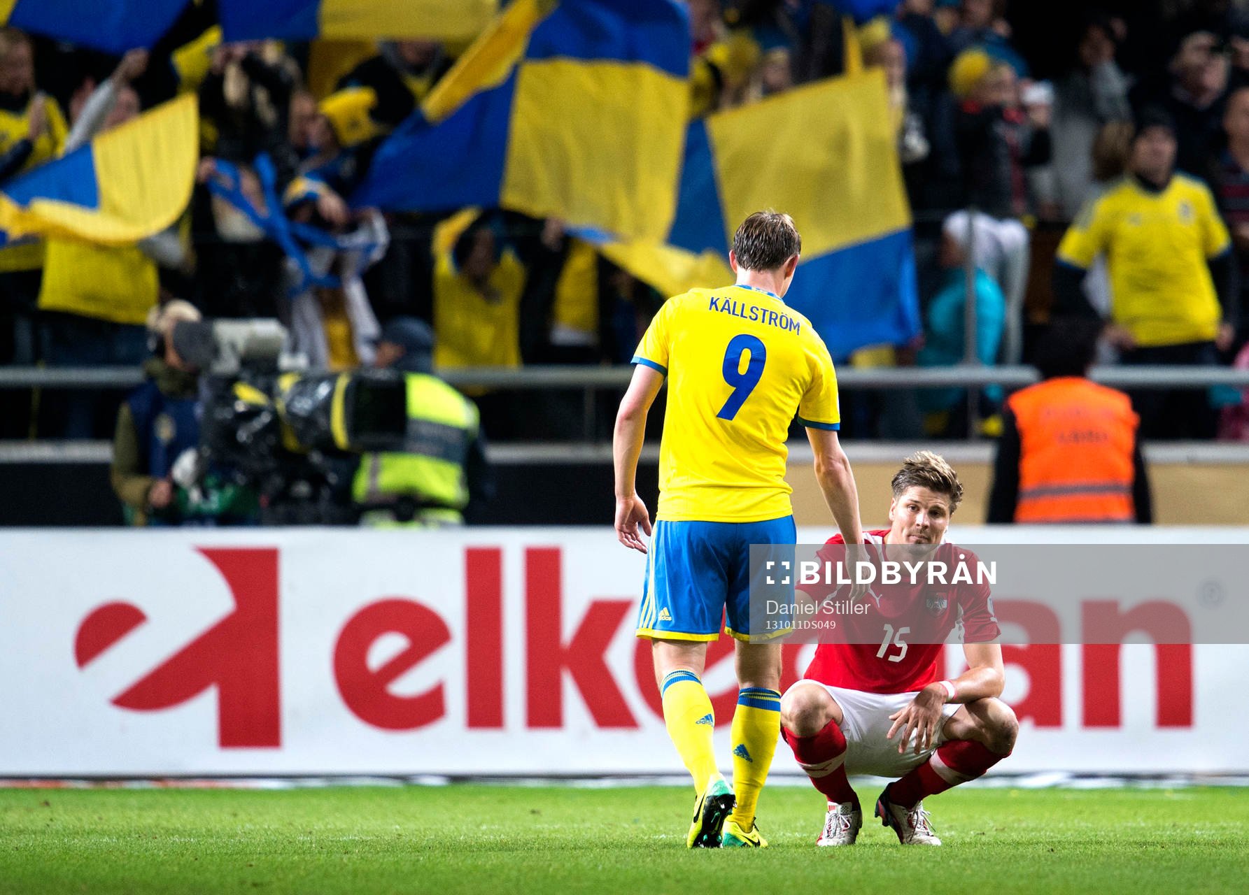 Sveriges Kim Källström tackar Österrikes Sebastian