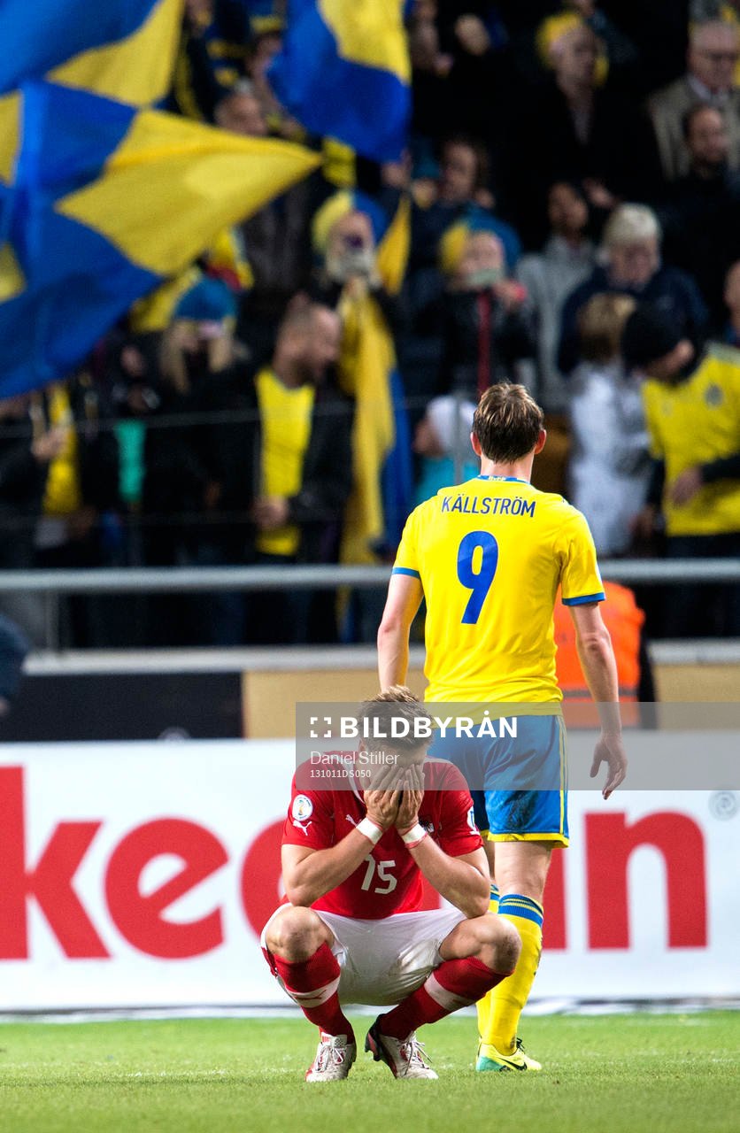 Sveriges Kim Källström tackar Österrikes Sebastian