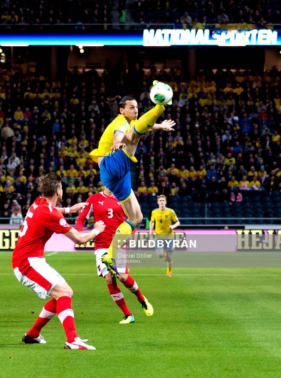 Sveriges Zlatan Ibrahimovic med en hög nedtagning
