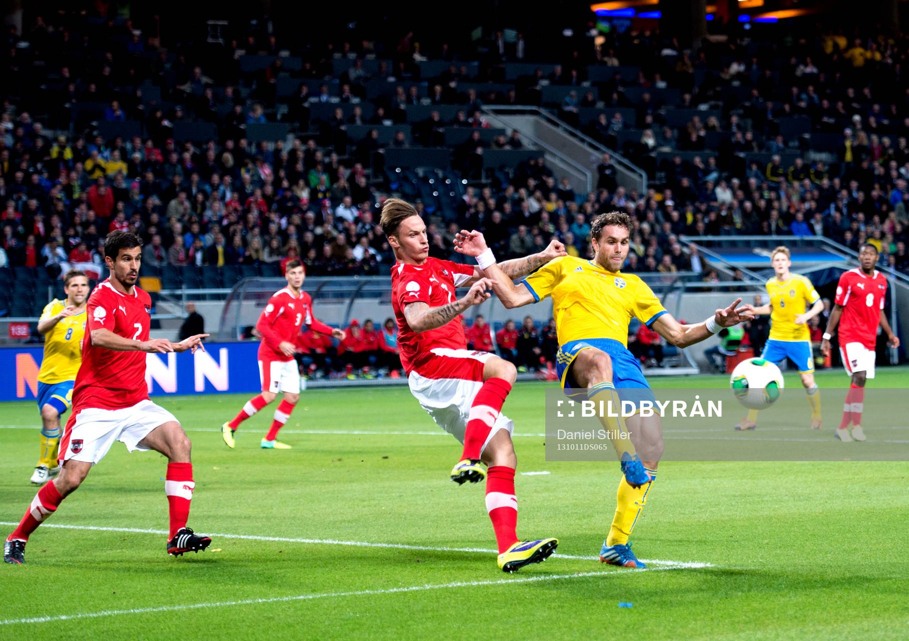 Sveriges Johan Elmander och Österrikes Sebastian Prödl