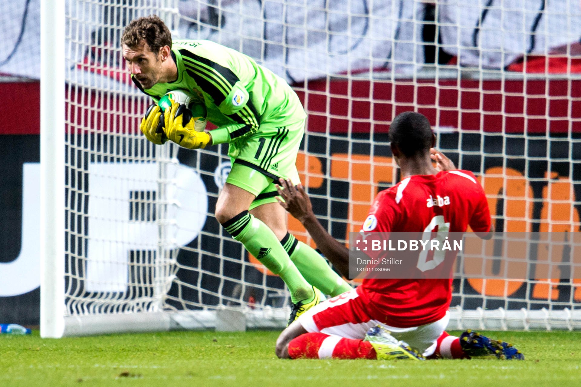 Sveriges målvakt Andreas Isaksson snor bollen framför