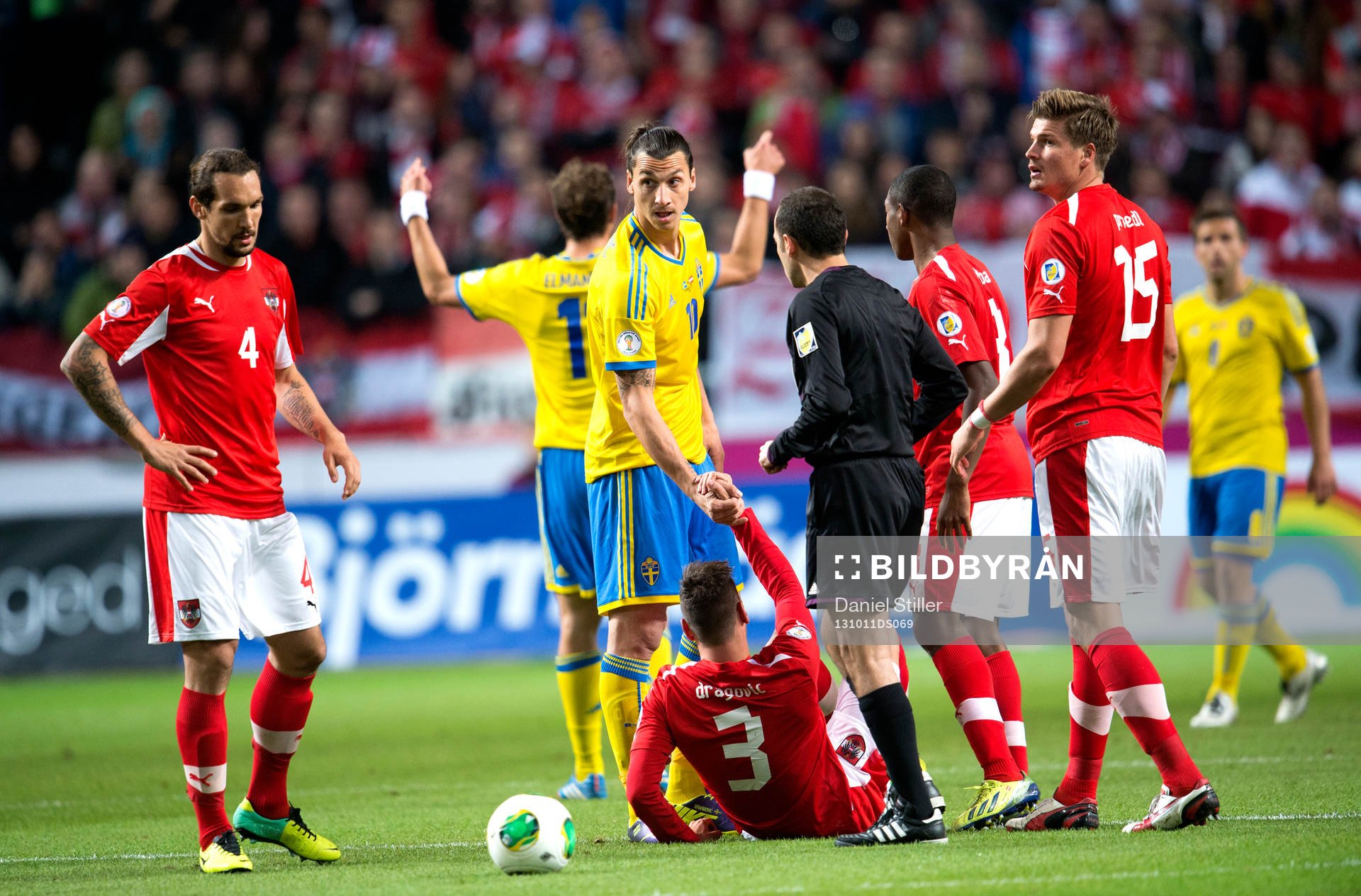 Sveriges Zlatan Ibrahimovic hjälper Österrikes Aleksandar