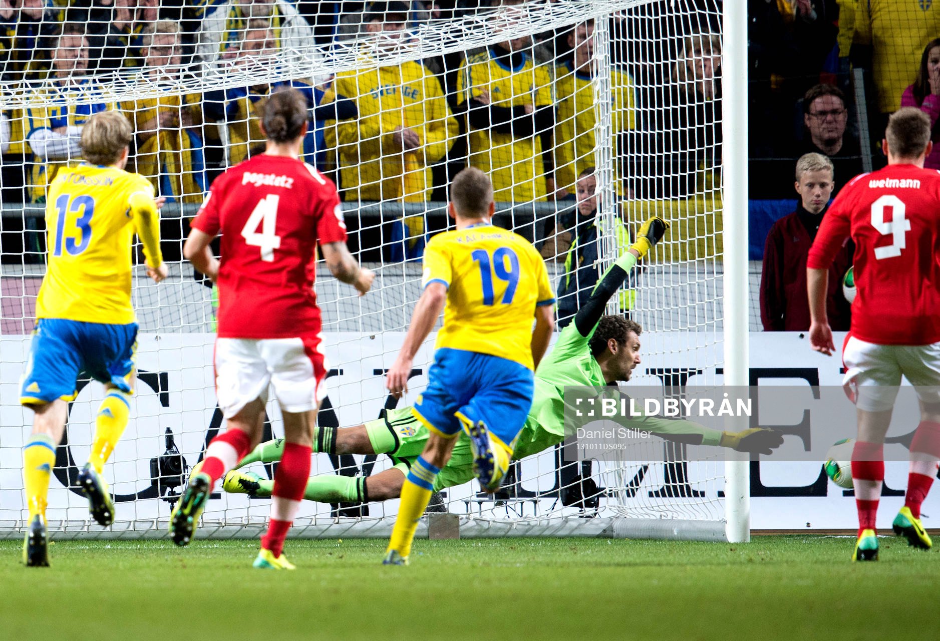 Sveriges målvakt Andreas Isaksson slänger sig
