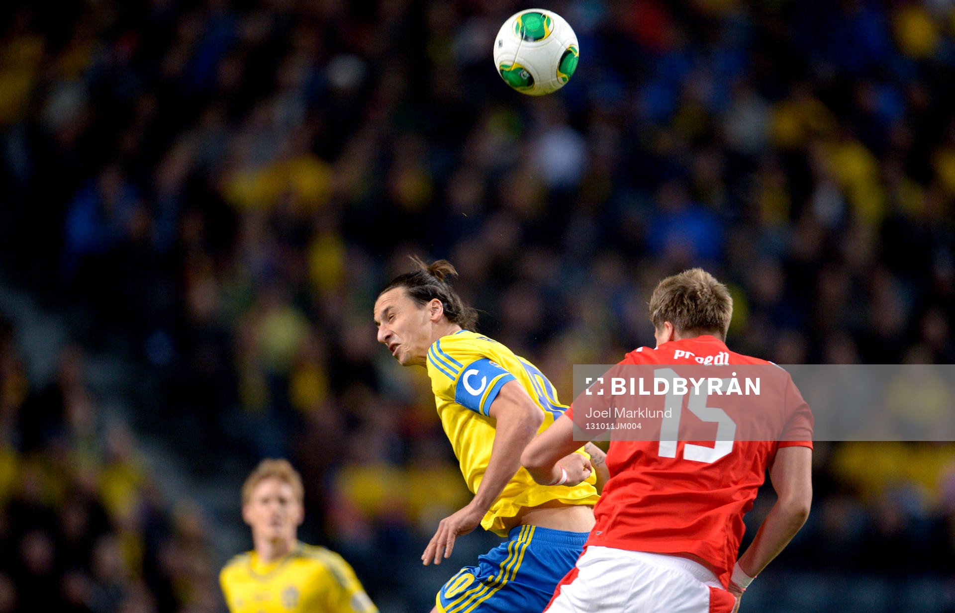 Sveriges Zlatan Ibrahimovic i nickduell med Österrikes Sebastian Prödl under fotbollsmatchen i VM-kvalet mellan Sverige och Österrike den 11 oktober 2013 i Stockholm.