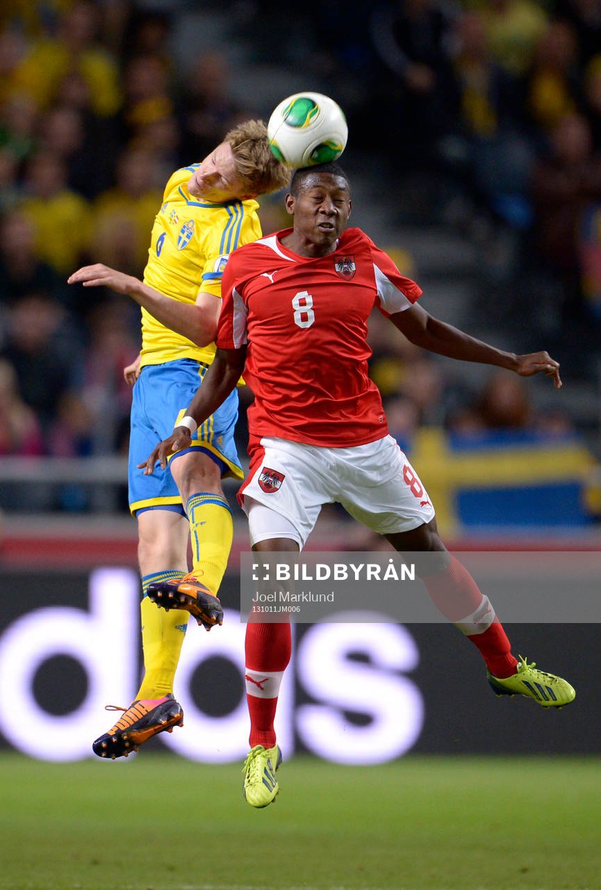 Sveriges Rasmus Elm i nickduell med Österrikes David Alaba under fotbollsmatchen i VM-kvalet mellan Sverige och Österrike den 11 oktober 2013 i Stockholm.