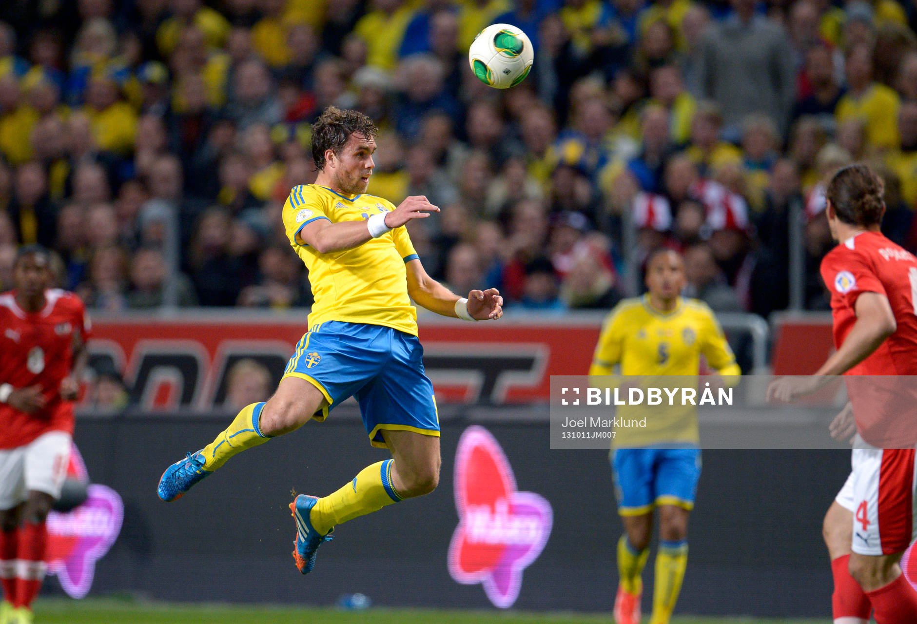 Sveriges Johan Elmander nickar bollen