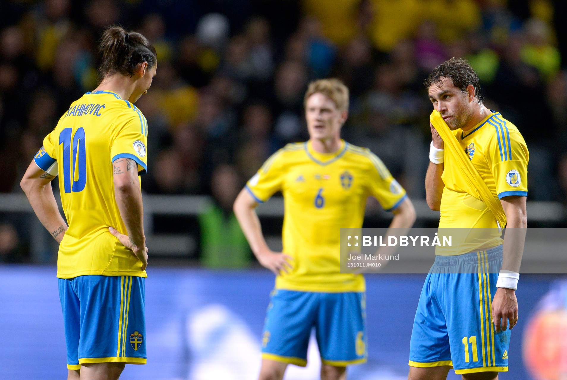 Sveriges Zlatan Ibrahimovic ()vänd från kameran), Rasmus