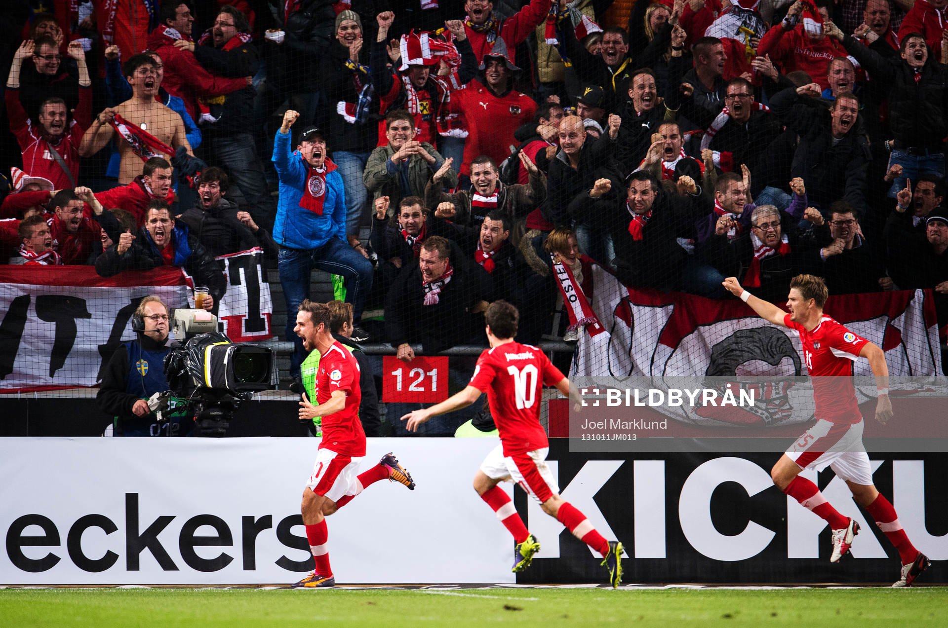 Österrikes Martin Harnik, Zlatko Junuzovic och Sebastian Prödl jublar efter 0-1-målet under fotbollsmatchen i VM-kvalet mellan Sverige och Österrike den 11 oktober 2013 i Stockholm.