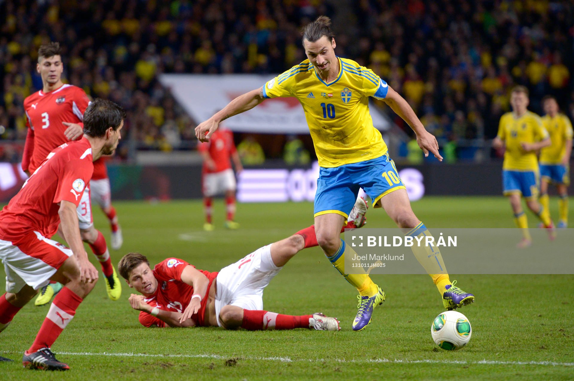 Sveriges Zlatan Ibrahimovic med bollen
