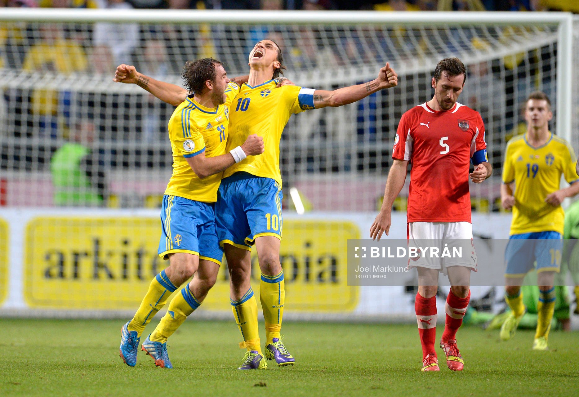 Sveriges Johan Elmander och Zlatan Ibrahimovic jublar efter fotbollsmatchen i VM-kvalet mellan Sverige och Österrike den 11 oktober 2013 i Stockholm.
