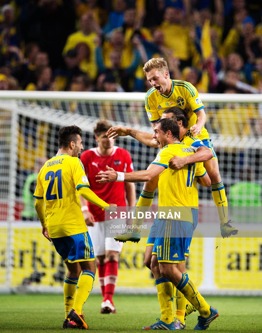 Sveriges Jimmy Durmaz, Johan Elmander, Zlatan Ibrahimovic och Sebastian Larsson jublar efter fotbollsmatchen i VM-kvalet mellan Sverige och Österrike den 11 oktober 2013 i Stockholm.