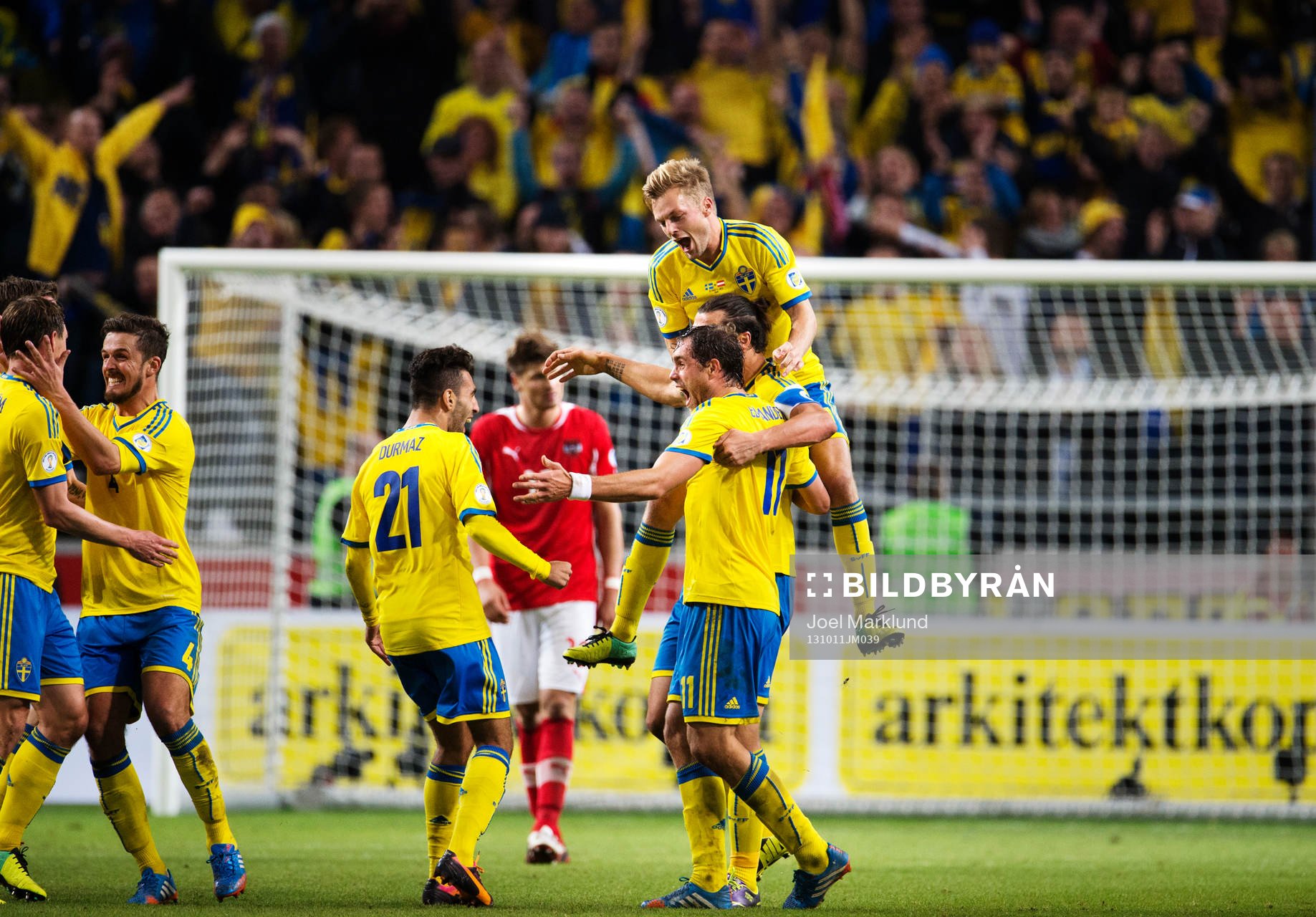 Sveriges Jimmy Durmaz, Johan Elmander, Zlatan Ibrahimovic och Sebastian Larsson jublar efter fotbollsmatchen i VM-kvalet mellan Sverige och Österrike den 11 oktober 2013 i Stockholm.