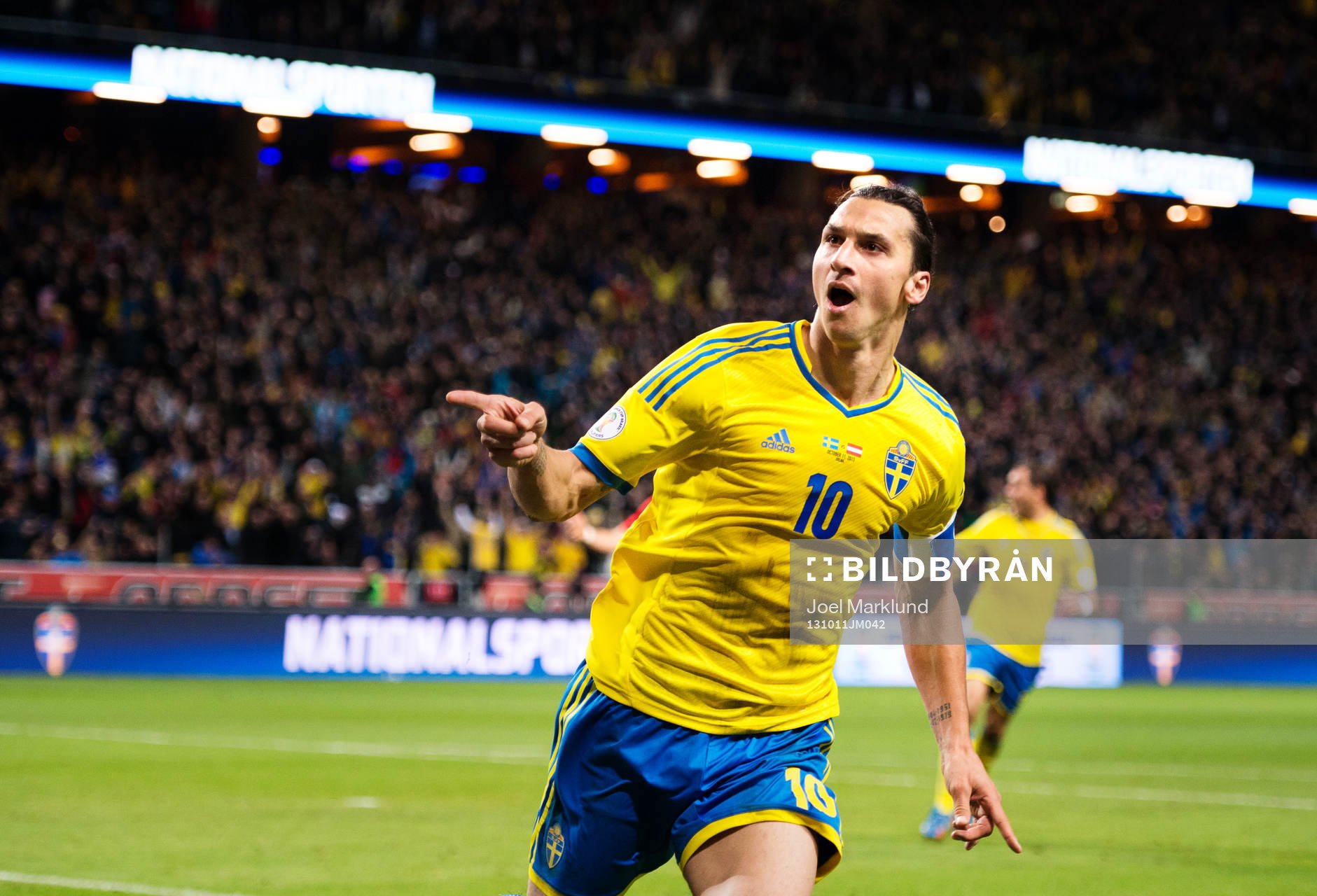 Sveriges Zlatan Ibrahimovic jublar