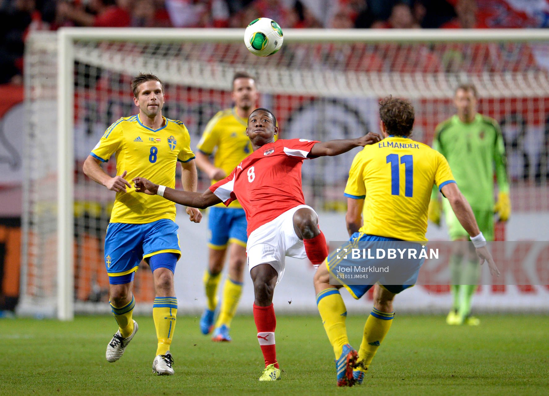 Österrikes David Alaba med bollen