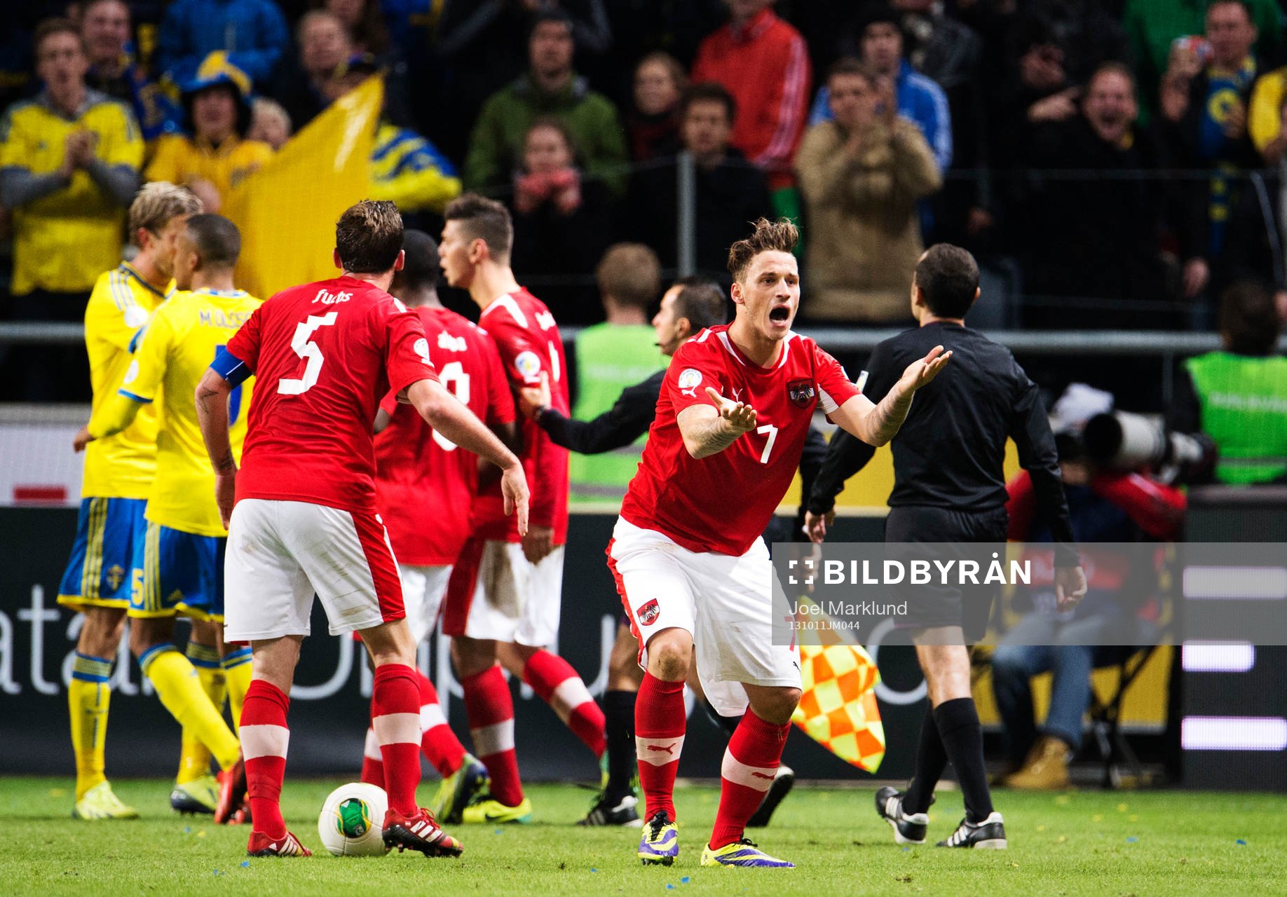Österrikes Marko Arnautovic får rött kort och skriker