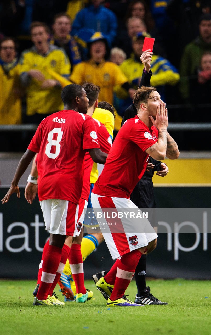 Österrikes Marko Arnautovic reagerar när han får rött
