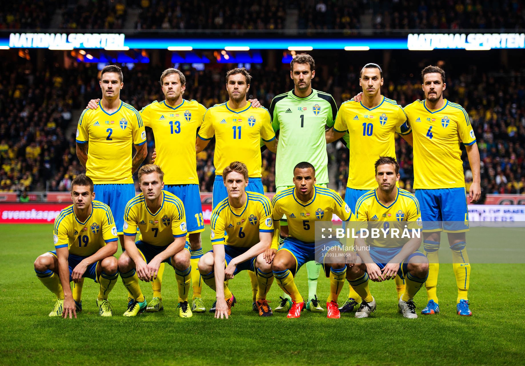 Sveriges startelva står uppställd inför fotbollsmatchen i VM-kvalet mellan Sverige och Österrike den 11 oktober 2013 i Stockholm. Övre raden från vänster: Mikael Lustig, Mikael Antonsson, Johan Elmander, målvakten Andreas Isaksson, Zlatan Ibrahimovic och Per Nilsson. Nedre raden från vänster: Alexander Kacaniklic, Sebastian Larsson, Rasmus Elm, Martin Olsson och Anders Svensson.