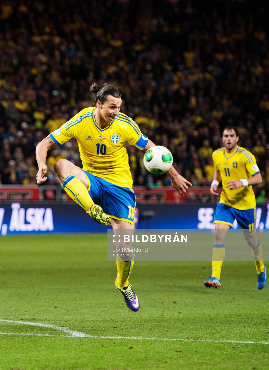 Sveriges Zlatan Ibrahimovic tar ner bollen i straffområdet