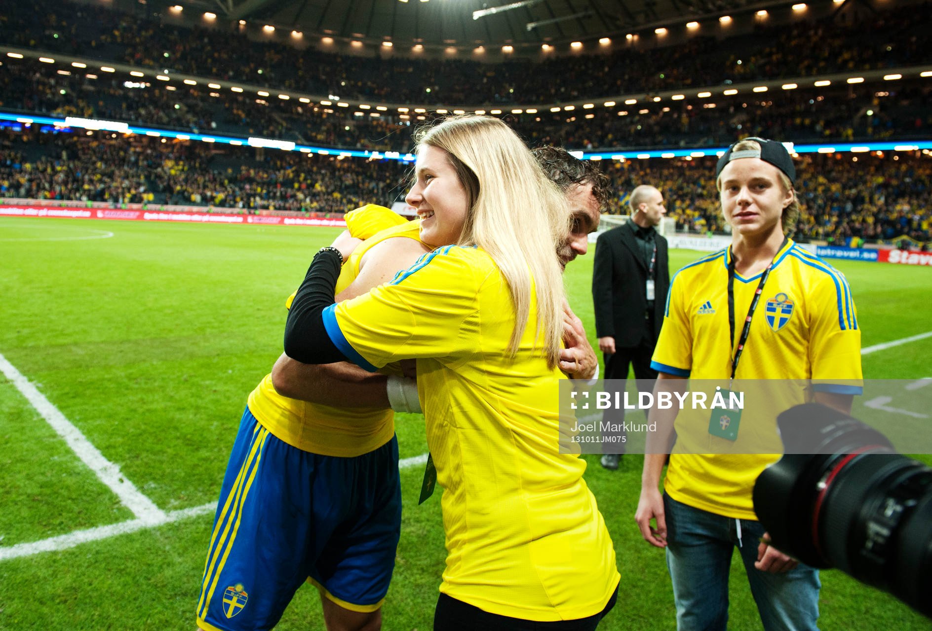 Johan Elmander lämnar över sin matchtröja till en tjej i