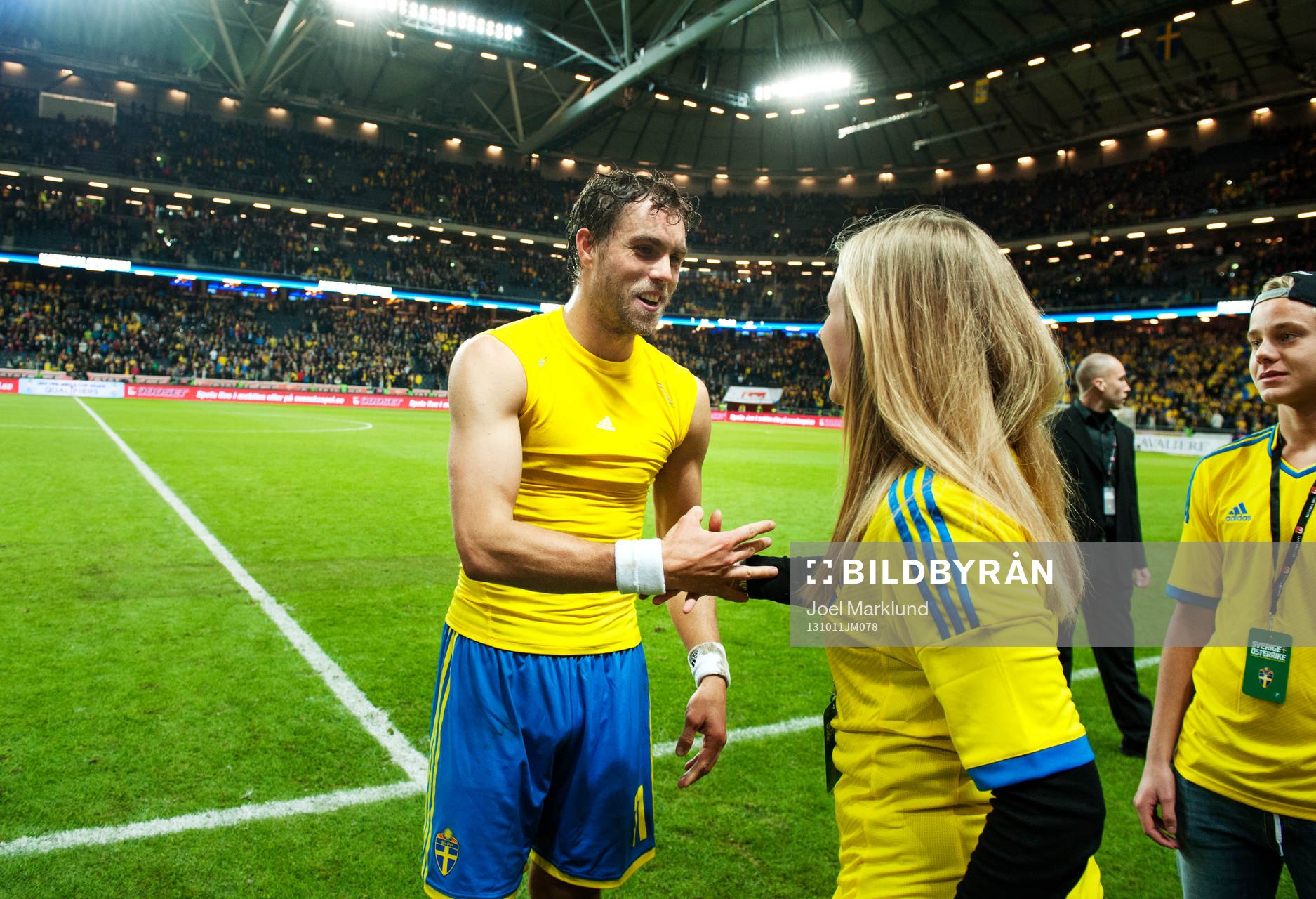 Johan Elmander lämnar över sin matchtröja till en tjej i