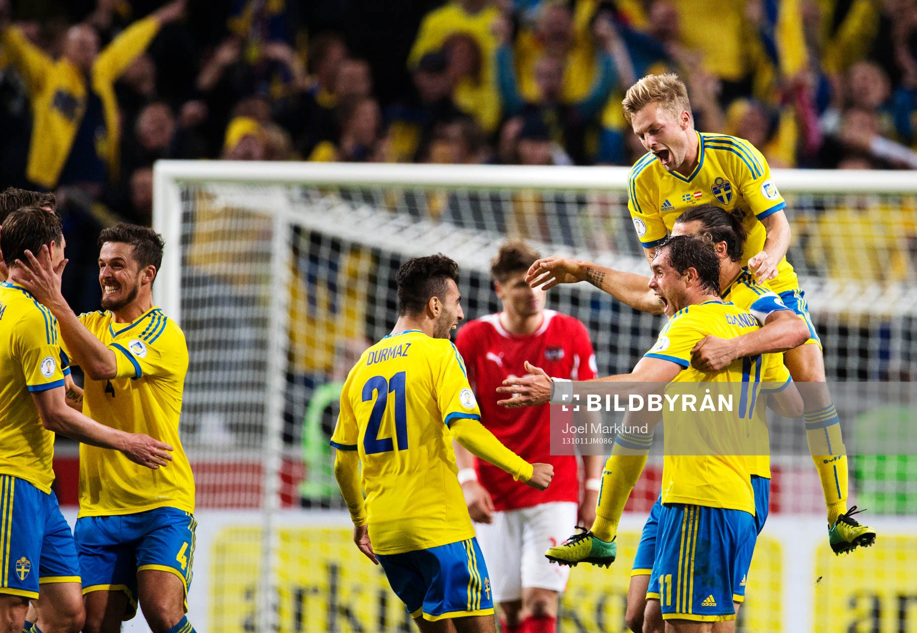 Sveriges Jimmy Durmaz, Johan Elmander, Zlatan Ibrahimovic och Sebastian Larsson jublar efter fotbollsmatchen i VM-kvalet mellan Sverige och Österrike den 11 oktober 2013 i Stockholm.