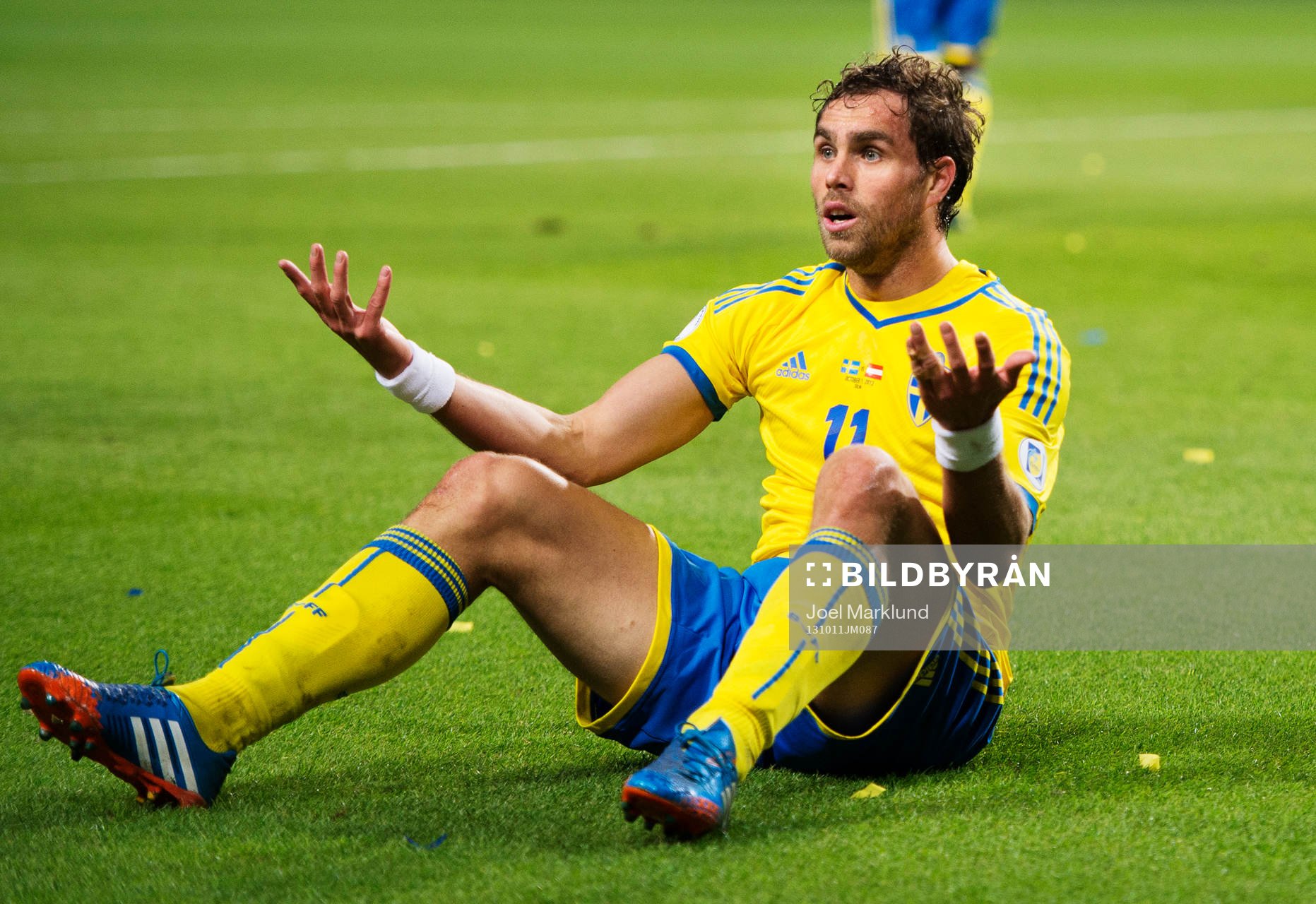 Sveriges Johan Elmander gestikulerar uppgivet