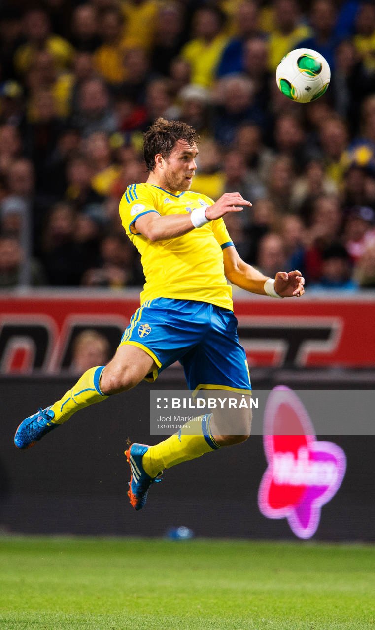 Sveriges Johan Elmander nickar bollen