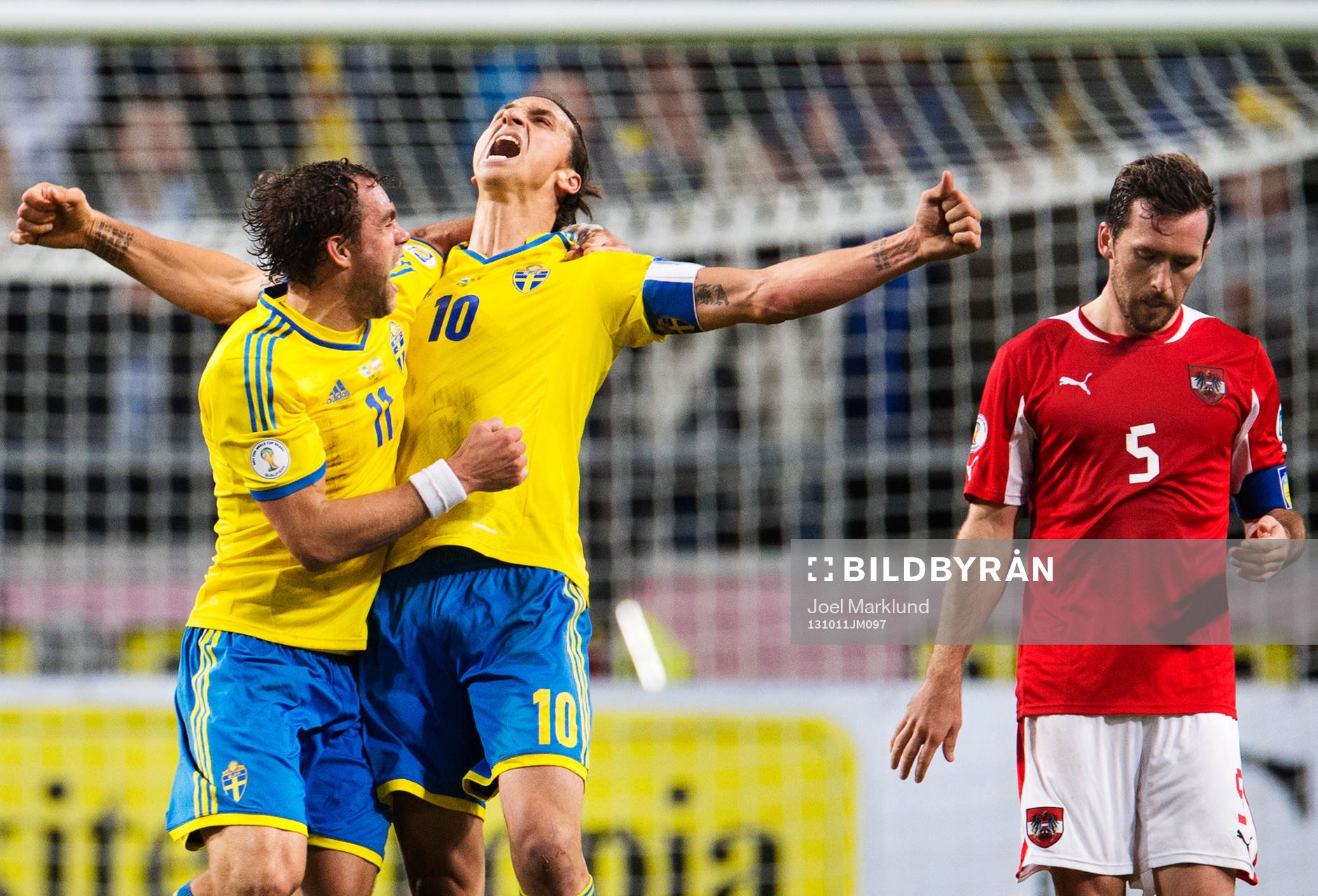 Sveriges Johan Elmander och Zlatan Ibrahimovic jublar