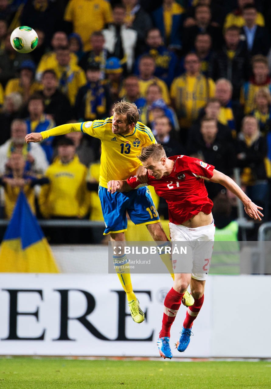 Sveriges Mikael Antonsson i en luftduell med Österrikes
