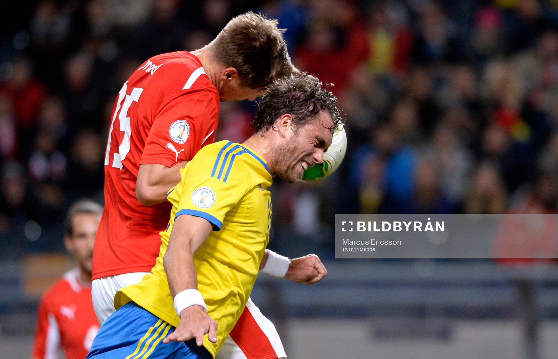 Österrikes Sebastian Prödl i nickduell med Sveriges Johan Elmander under VM-kvalmatchen mellan Sverige och Österrike den 11 oktober 2013 i Stockholm.