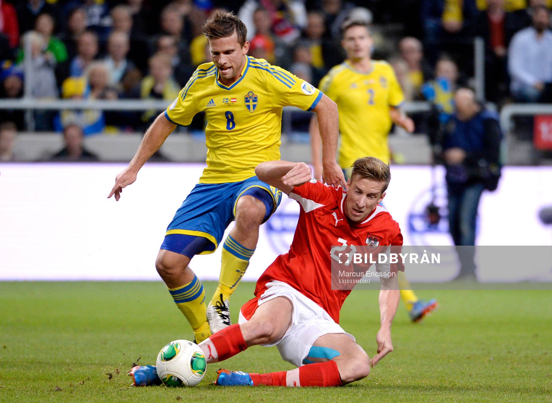 Sveriges Anders Svensson i närkamp med Österrikes Marc Janko under VM-kvalmatchen mellan Sverige och Österrike den 11 oktober 2013 i Stockholm.