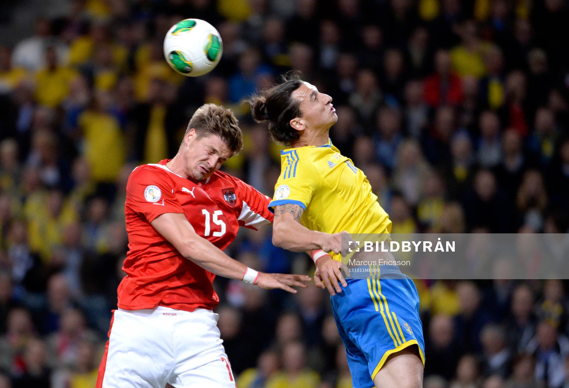 Nickduell mellan Österrikes Sebastian Prödl och Sveriges Zlatan Ibrahimovic under VM-kvalmatchen mellan Sverige och Österrike den 11 oktober 2013 i Stockholm.