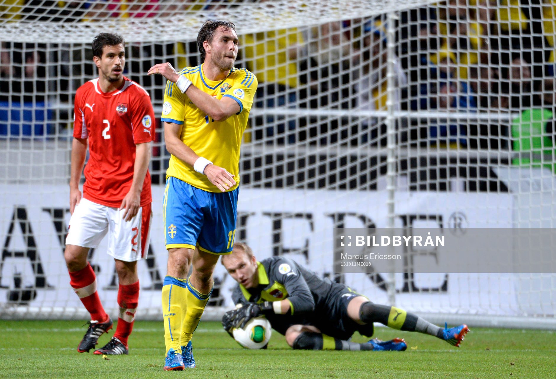 Sveriges Johan Elmander deppar