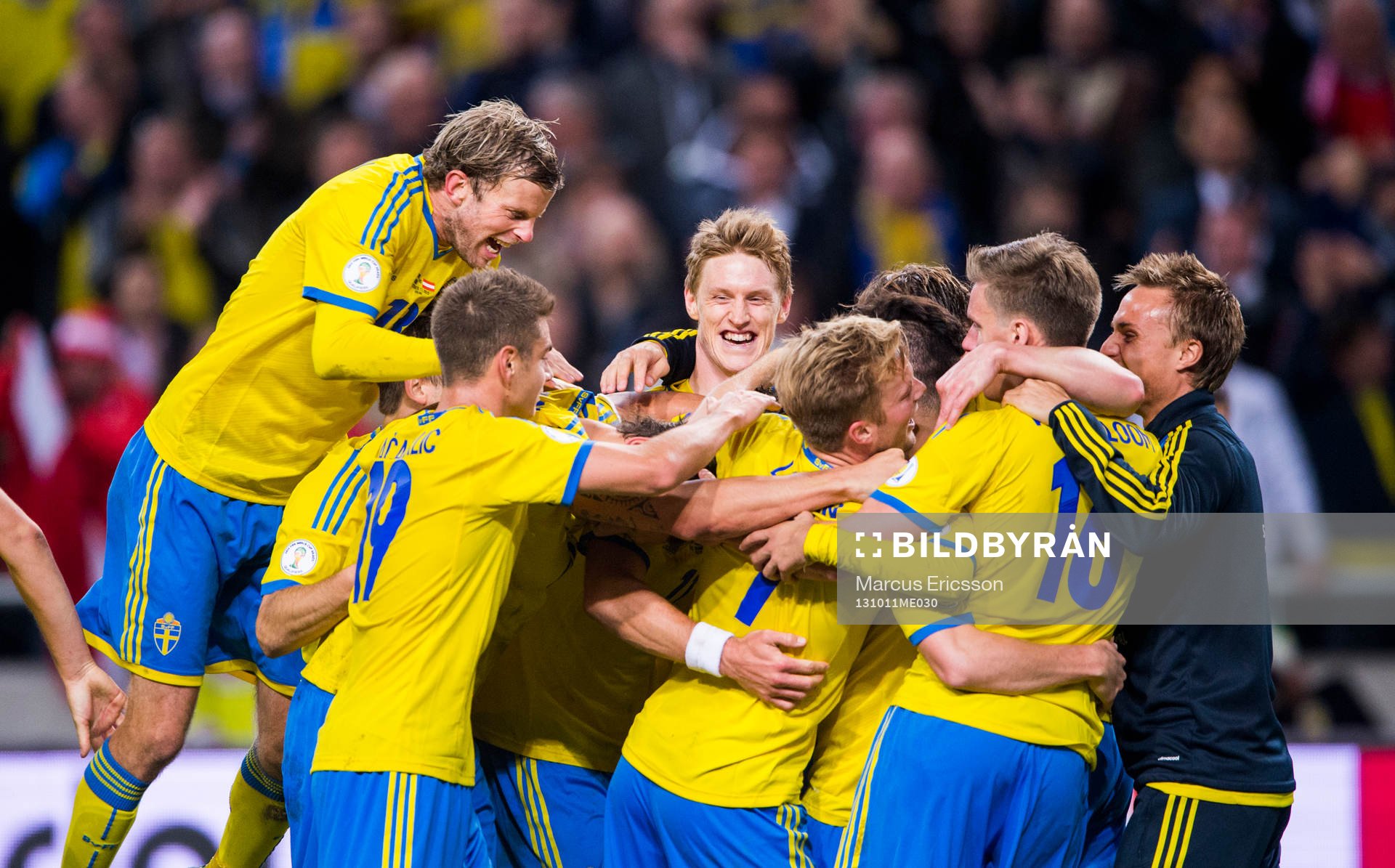 Mikael Antonsson hoppar upp och jublar tillsamman med bl.a. Ramus Elm efter fotbollsmatchen i VM-kvalet mellan Sverige och Österrike den 11 oktober 2013 i Stockholm.