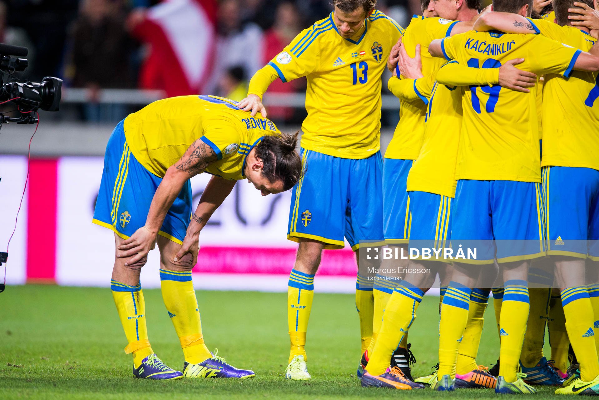 Zlatan Ibrahimovic kliver bak och mår dåligt mitt i jublet