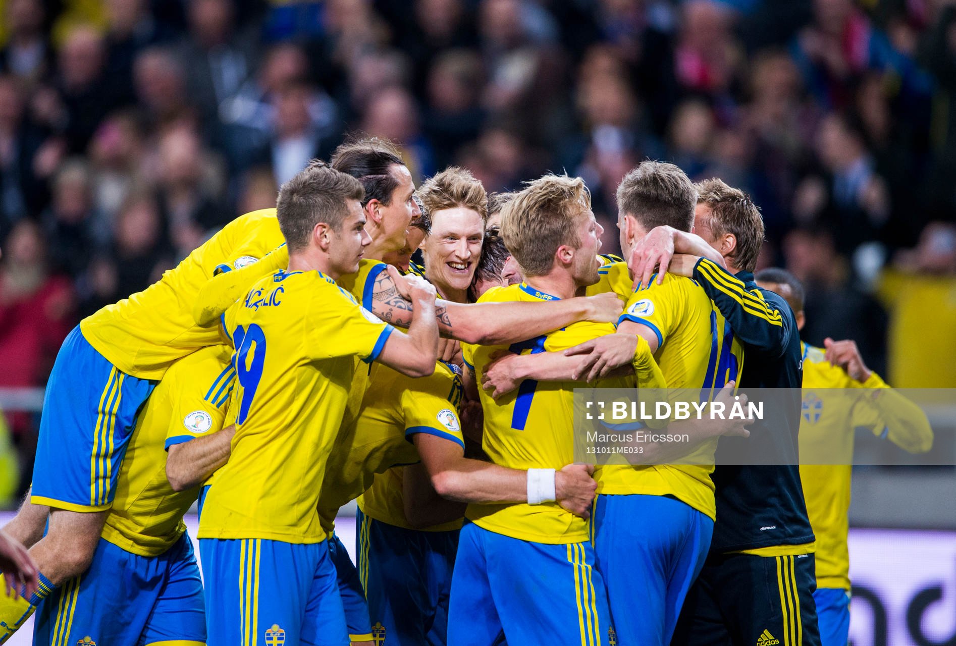 Segerjubel i Sverige på slutsignal i fotbollsmatchen i