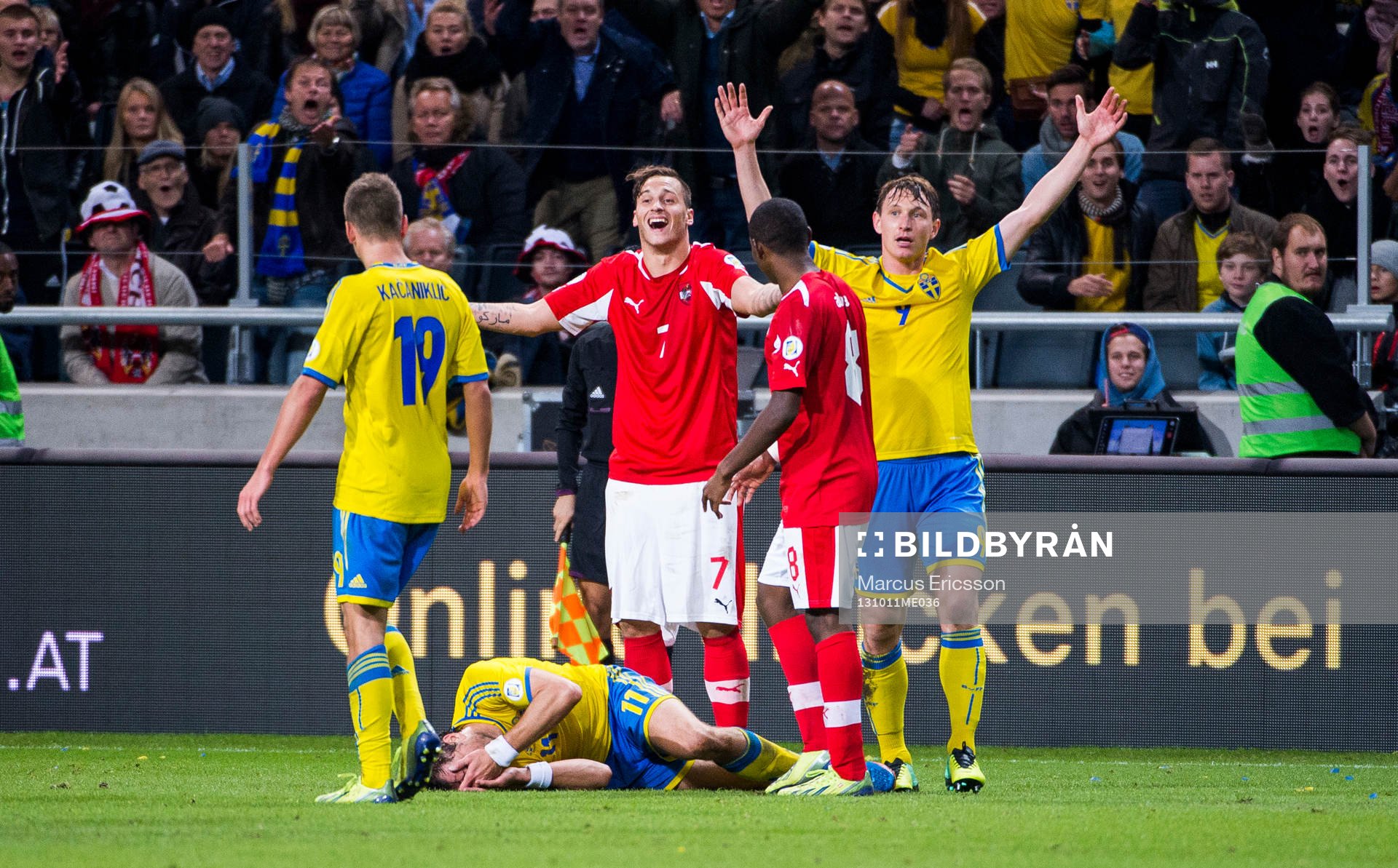 Sveriges Johan Elmander ser ut att skallas av Österrikes
